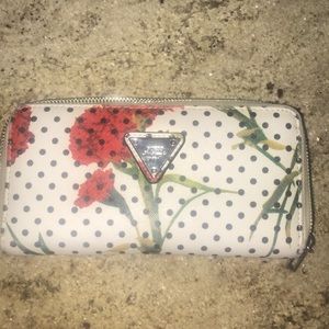 Guess wallet